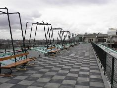 Dakterras uitgevoerd met dreentegels